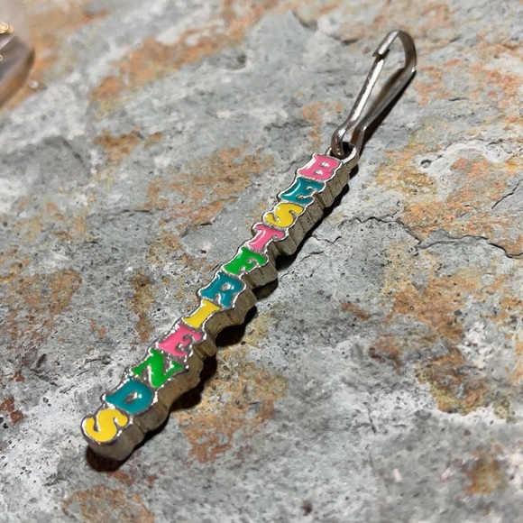 ✨3/$25✨ one half of a vintage retro ‘90’s best friends zipper pull/keychain - Picture 2 of 4